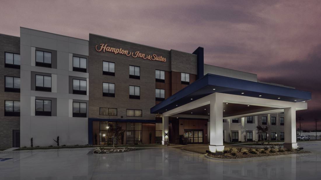 The porte-cochere of the Hampton Inn & Suites in Conway, Arkansas, at twilight.